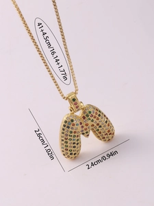 Dettaglio del ciondolo lettera M colorato con dimensioni 2,6cm x 2,4cm e catena a scatola