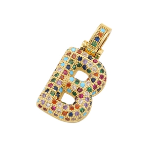 Dettaglio del ciondolo lettera B hip hop con zirconi colorati placcati in oro