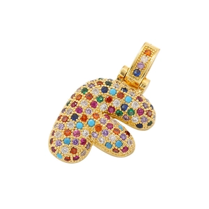 Dettaglio ciondolo lettera F con zirconi multicolore in rame placcato oro lucido