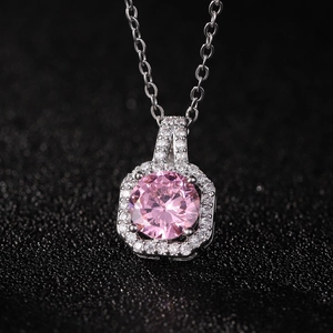 Gros plan d'un collier en argent avec pendentif en zircone rose et entourage de brillants