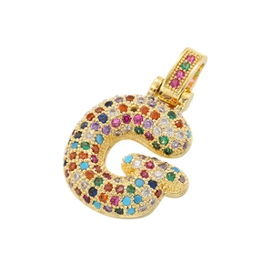 Dettaglio del ciondolo lettera G 3D con zirconi cubici multicolore su placcatura oro