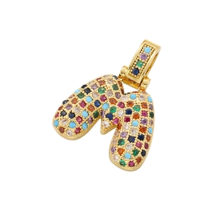 Dettaglio del ciondolo a lettera M placcato in oro con zirconi colorati micro pavé