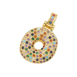 Dettaglio macro del ciondolo a ciambella dorato con zirconi colorati per gioielli hip hop