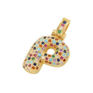 Dettaglio di un ciondolo lettera P dorato con pavé di zirconi cubici multicolore