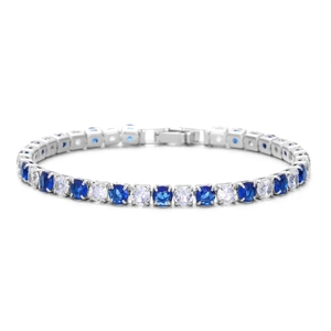 Détail des pierres de zircone bleues et blanches alternées sur un bracelet tennis argenté