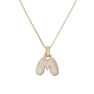 Collier lettre M dorée style bulle avec zircons pavés et chaîne à mailles carrées