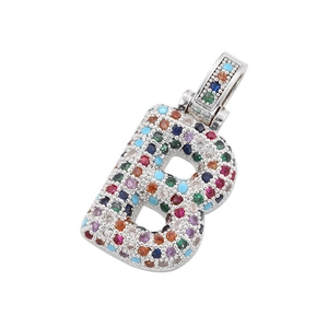 Dettaglio del ciondolo lettera B in argento con pietre di zircone colorate incastonate