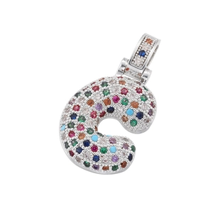Dettaglio del ciondolo lettera C in argento con zirconi colorati scintillanti