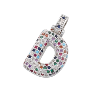 Dettaglio del ciondolo lettera D con pietre di zircone colorate e montatura argento