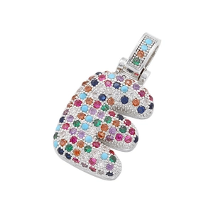 Dettaglio del ciondolo lettera E con pietre di zirconia cubica colorate in micro-pavé