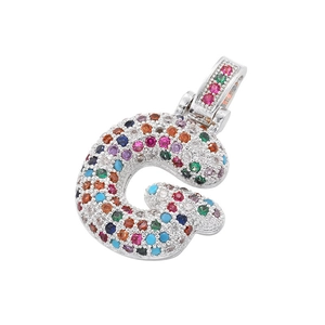 Dettaglio macro del ciondolo lettera G in argento con zirconi multicolori micro-pave