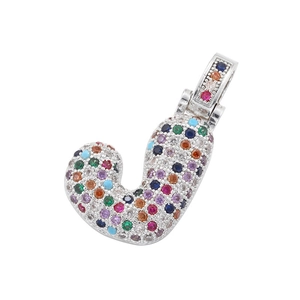 Dettaglio del ciondolo lettera J in argento con zirconi colorati incastonati