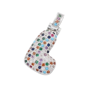 Dettaglio macro del ciondolo Lettera J con pietre multicolori e design con intarsio