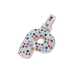 Dettaglio del ciondolo lettera P in argento con pavé di zirconi multicolore