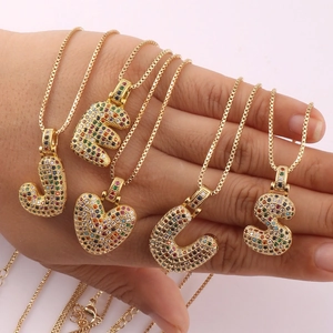 Collane dorate con ciondoli a lettera e cuore con strass colorati incastonati