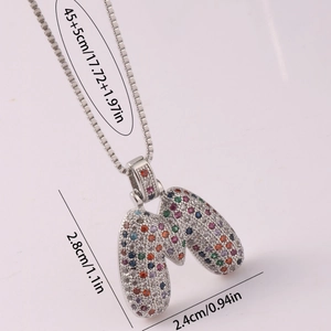 Collana con ciondolo lettera M in strass colorati e catena d'argento regolabile