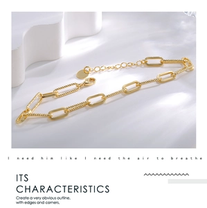 Détail du bracelet chaîne trombone doré avec maillons texturés et fermoir mousqueton