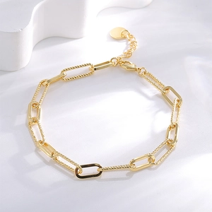 Bracelet chaîne trombone plaqué or avec maillons lisses et texturés et fermoir mousqueton