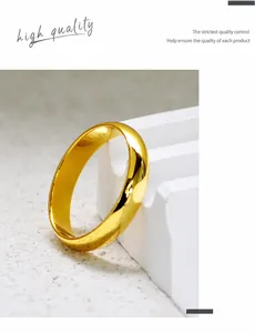 Dettaglio di un anello minimalista placcato oro con finitura liscia lucidata a specchio