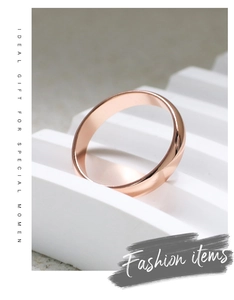 Anello a fascia lucido in oro rosa minimalista esposto su un supporto bianco moderno