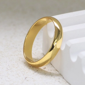 Anello minimalista placcato in oro lucido su supporto geometrico bianco