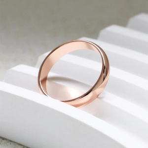 Anello liscio minimalista placcato in oro rosa con finitura a specchio per donne