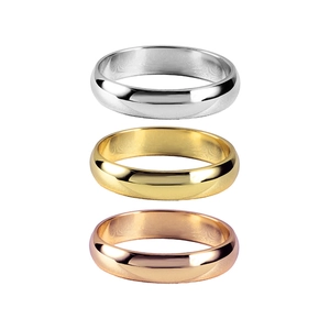 Set di anelli minimalisti lucidi nelle finiture argento, oro e oro rosa elegante