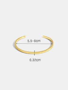 Dimensiones detalladas del brazalete dorado con 0,32cm de ancho y 5,5-6cm de diámetro