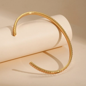 Brazalete abierto minimalista chapado en oro de 18K con textura ondulada y estriada