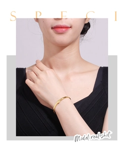 Detailansicht eines minimalistischen vergoldeten Armbands mit Herzanhänger am Handgelenk