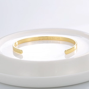 Bracelet jonc doré avec gravure 'Always in my heart' sur une plaque de céramique