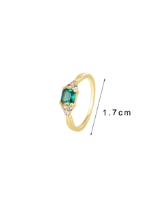 Dettaglio anello placcato oro con diametro interno di 1,7 cm e zircone verde quadrato