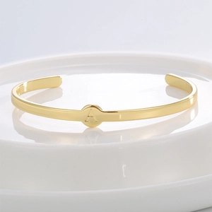 Minimalistisches vergoldetes Armband mit graviertem Buchstaben A auf runder Metallscheibe