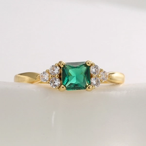 Anello di fidanzamento vintage francese con zircone verde e finitura placcata oro