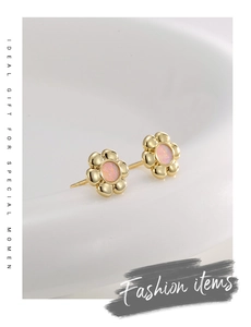 Detail of flower stud earrings with pink iridescent stone in 18K gold-plated finish