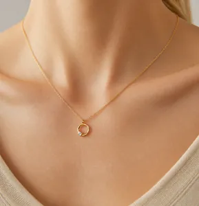 Detailansicht einer goldenen Kreishalskette mit weißem Zirkon an einem Modell