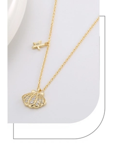 Nahaufnahme der goldenen Muschel-Halskette mit Zirkonia-Pavé und kleinem Seestern-Anhänger