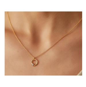 Nahaufnahme der minimalistischen Gold-S925-Silberkette mit rundem Zirkonia-Anhänger