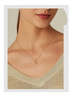 Detail einer minimalistischen Goldring-Halskette mit Zirkonia an einem weiblichen Model