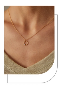 Nahaufnahme einer minimalistischen goldenen S925 Silberhalskette mit Kreisanhänger