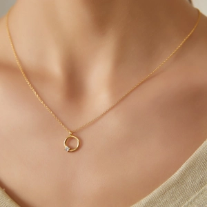 Minimalistische S925 Silber Goldkette mit Zirkonia-Anhänger an einem weiblichen Modell