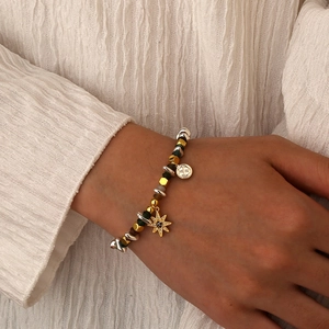 Bracciale di perline con pietre naturali verdi, perle dorate e ciondolo a stella