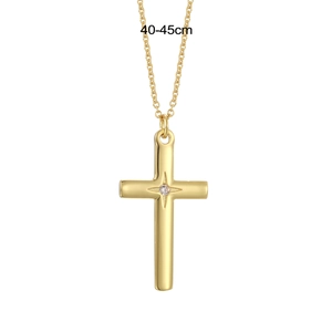 Goldene Kreuzkette mit Zirkonia-Sternenstrahl und 40-45cm Gliederkette auf weißem Grund