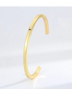 Makroaufnahme des minimalistischen quadratischen Armreifs mit 18K Goldbeschichtung
