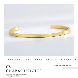 Detail eines minimalistischen Armreifs mit Goldfinish und flachen rechteckigen Kanten