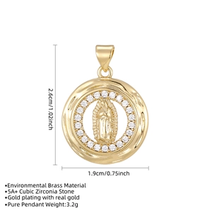 Dettaglio del ciondolo della Vergine Maria in ottone dorato con pietre in zirconia 5A+