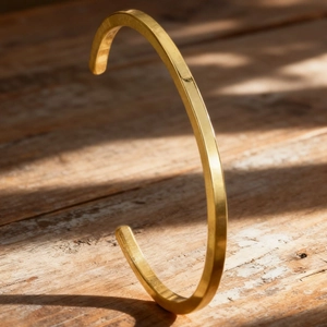 Minimalistischer, 18 Karat vergoldeter Armreif mit gehämmertem Finish und offener Form