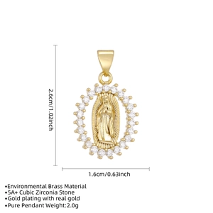 Dettaglio del ciondolo ovale della Vergine Maria in ottone dorato con zirconi