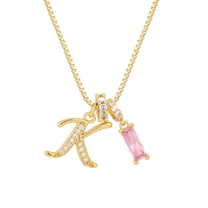 Detalle del collar de cadena veneciana de oro de 18K con letra K de circonia y gema rosa