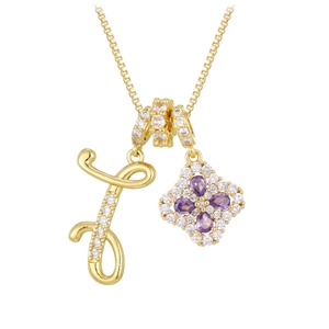 Détail du collier plaqué or 18K avec lettre F et pendentif floral en gemme violette